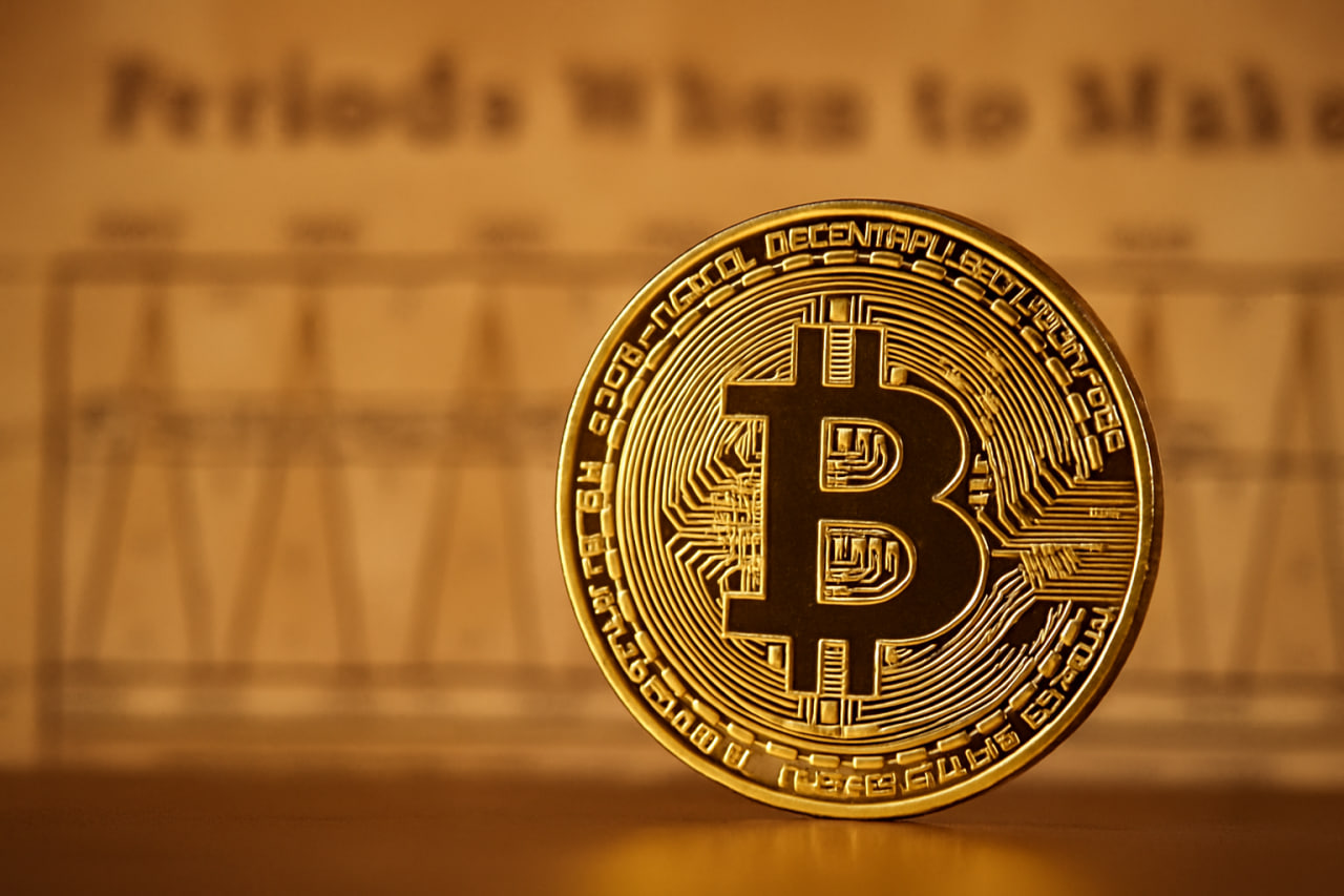 Crypto Markets Split Between Bitcoin Caution and DeFi Optimism