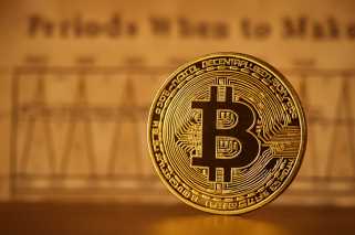 Crypto Markets Split Between Bitcoin Caution and DeFi Optimism