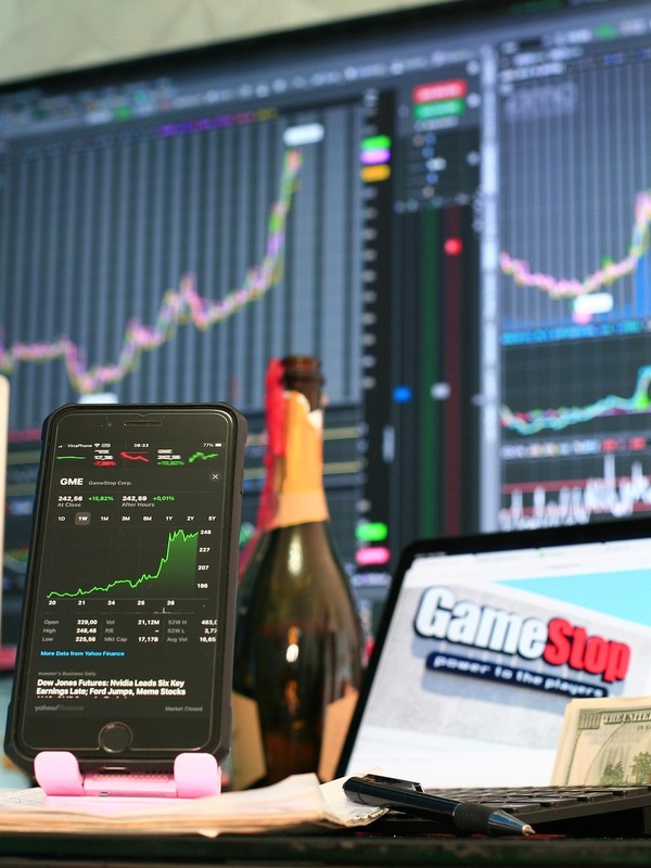 ドージコインのジェットコースター: ムーンショット、バッグホルダー、イーロン要因を乗り越える