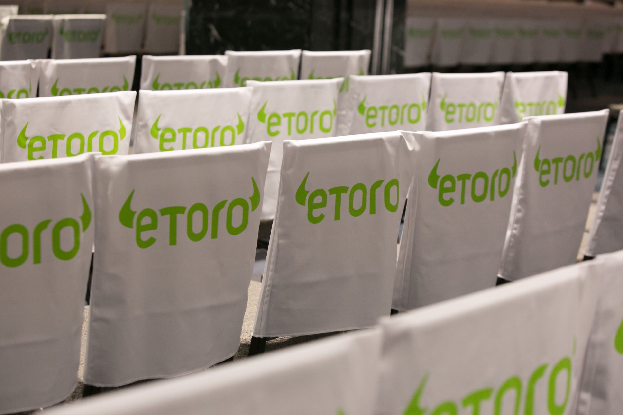 Etoro（ETOR）は、米国で暗号製品を拡張し、DogecoinとAaveを追加します