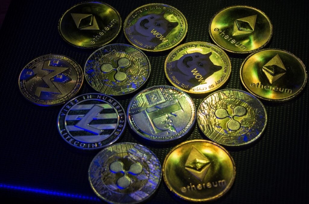 主要な暗号通貨は、メモリアルデーの休日に取引が沈黙したため、月曜日に減少しました。