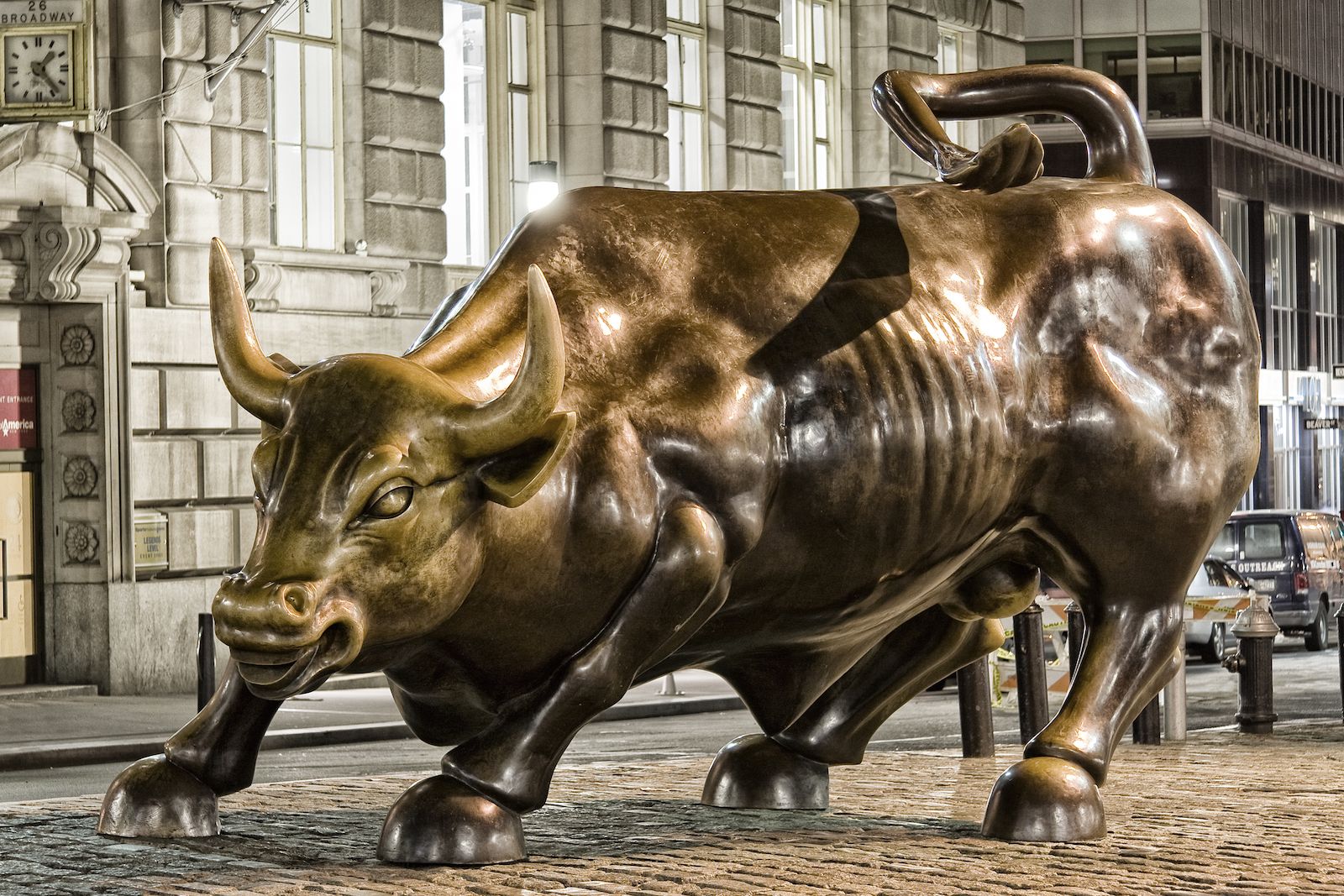 ビットコイン（BTC）は、史上最高の高さからインチ離れており、107,000ドルを超えてホバリング